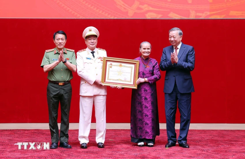 tong-bi-thu-to-lam-gap-mat-can-bo-cong-an-cap-cao-nghi-huu-1.jpg