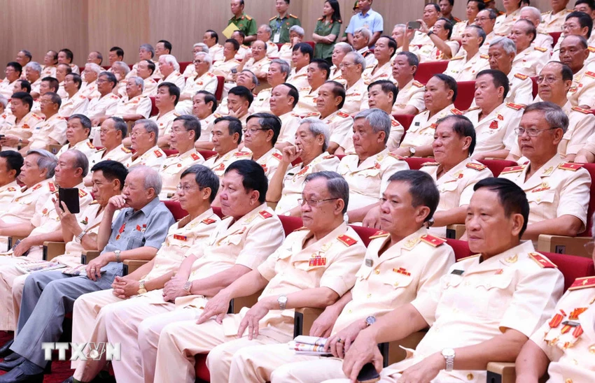 tong-bi-thu-to-lam-gap-mat-can-bo-cong-an-cap-cao-nghi-huu-3.jpg