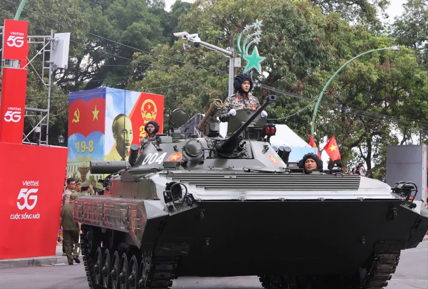 dan-khi-tai-hien-dai-dang-tien-ve-quang-truong-ba-dinh.jpg