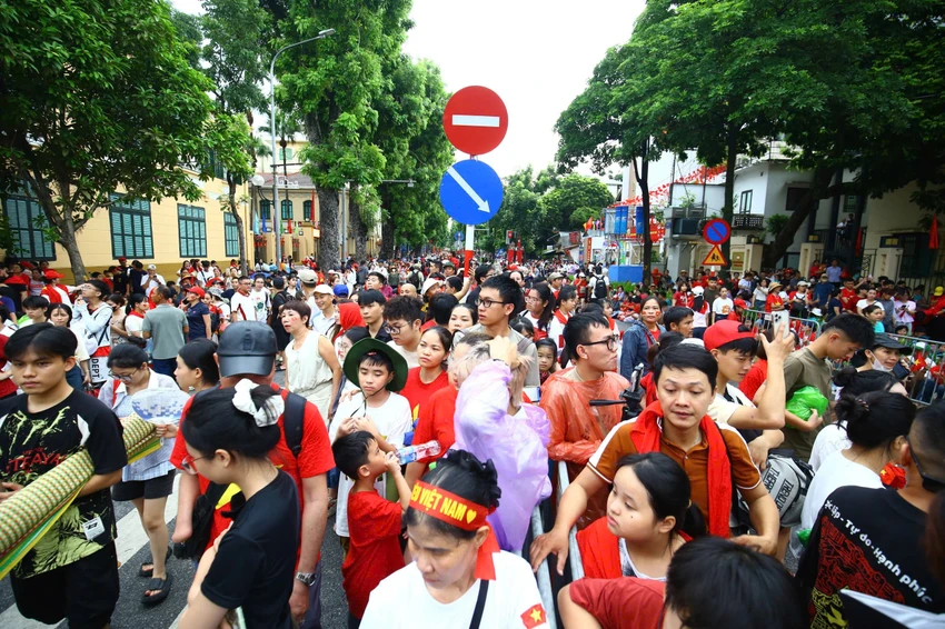 dong-nguoi-doi-mua-cho-xem-tong-hop-luyen-dieu-binh-dieu-hanh-1.jpg