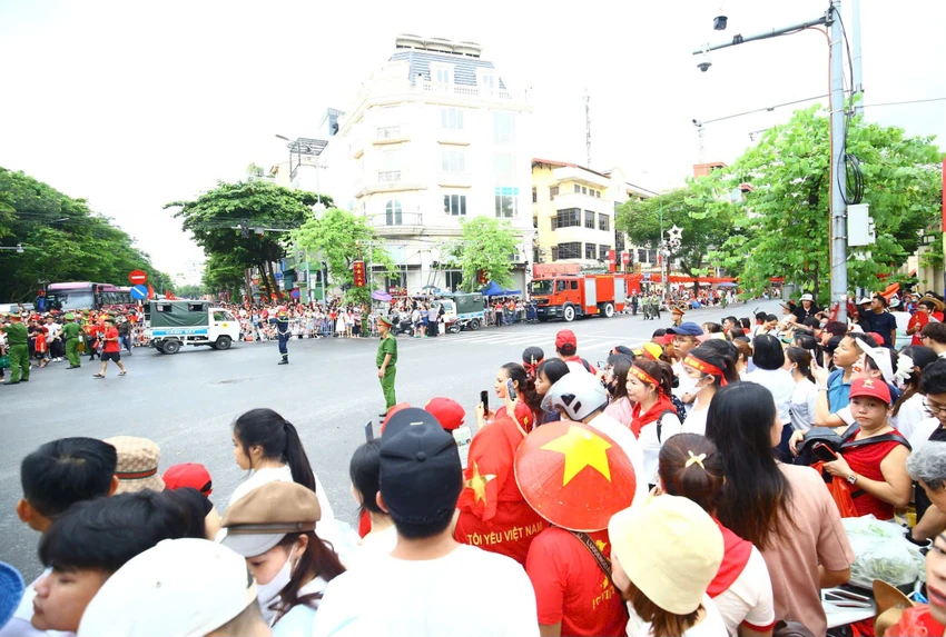 dong-nguoi-doi-mua-cho-xem-tong-hop-luyen-dieu-binh-dieu-hanh-4.jpg