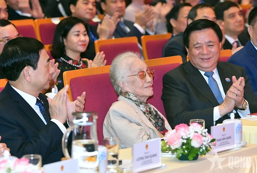 tong-bi-thu-to-lam-trao-danh-hieu-anh-hung-lao-dong-cho-nguyen-pho-chu-tich-nuoc-nguyen-thi-binh.jpg