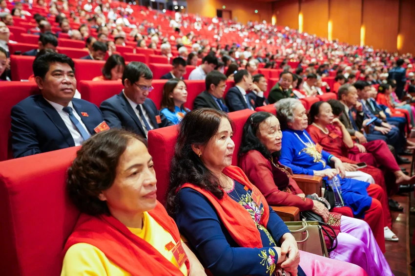 2-tong-bi-thu-to-lam-gap-mat-gan-2-000-dai-bieu-quoc-hoi-qua-cac-thoi-ky.jpg