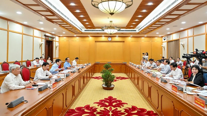 bo-chinh-tri-cho-y-kien-ve-bao-cao-chinh-tri-de-an-nhan-su-cua-tp-hue-cao-bang-1.jpg