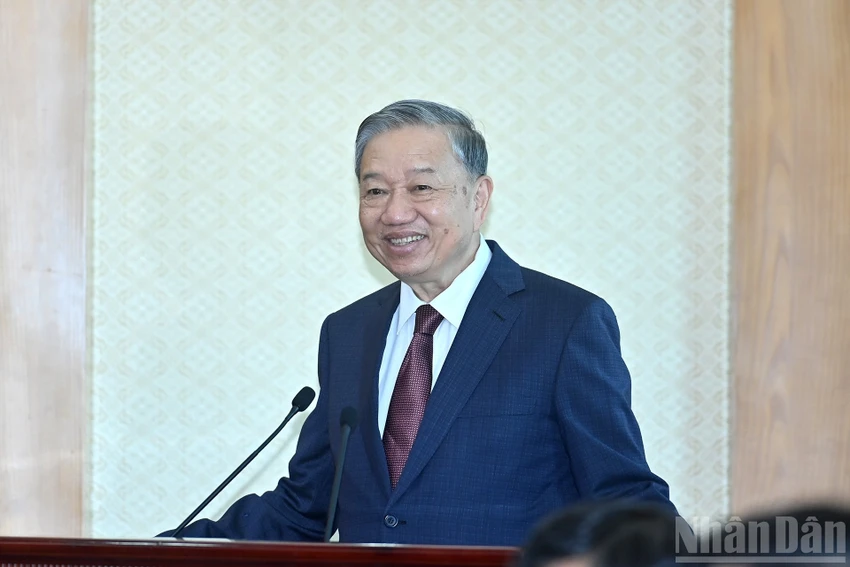 tong-bi-thu-to-lam-trao-huy-hieu-45-nam-tuoi-dang-tang-ong-phan-dinh-trac-1.jpg