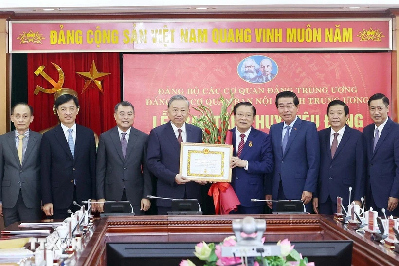 tong-bi-thu-to-lam-trao-huy-hieu-45-nam-tuoi-dang-tang-ong-phan-dinh-trac-3.jpg