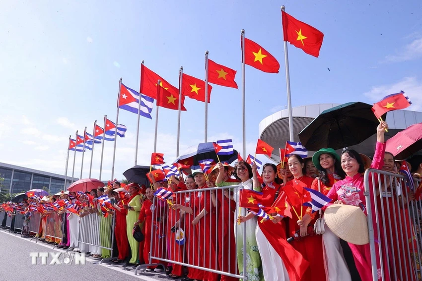 bi-thu-thu-nhat-chu-tich-nuoc-cuba-va-phu-nhan-den-ha-noi-bat-dau-tham-cap-nha-nuoc-4.jpg