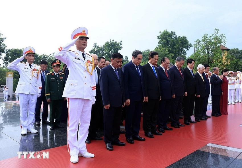 lanh-dao-dang-nha-nuoc-vao-lang-vieng-anh-hung-liet-si-2.jpg