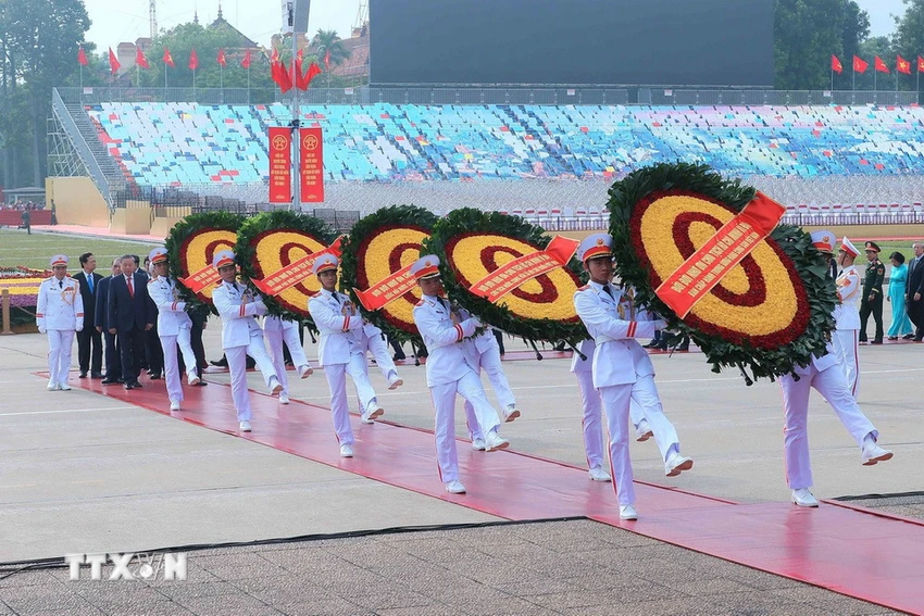 lanh-dao-dang-nha-nuoc-vao-lang-vieng-chu-tich-ho-chi-minh-nhan-dip-80-nam-quoc-khanh-1.jpg