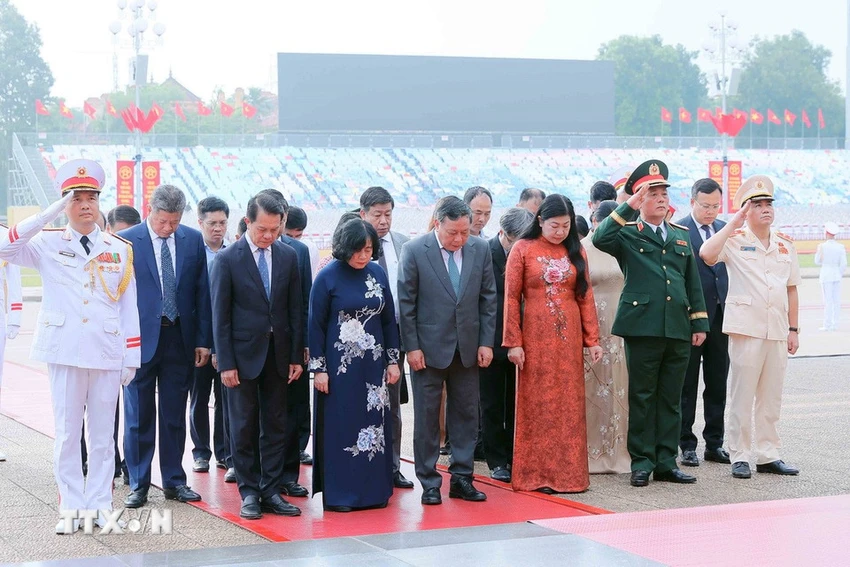 lanh-dao-dang-nha-nuoc-vao-lang-vieng-chu-tich-ho-chi-minh-nhan-dip-80-nam-quoc-khanh-5.jpg