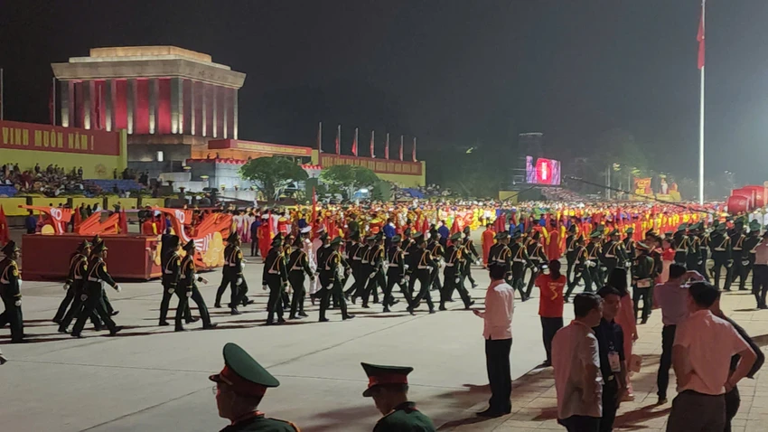 A80-dai-le-dieu-binh-dieu-hanh-dang-trung-1.jpg