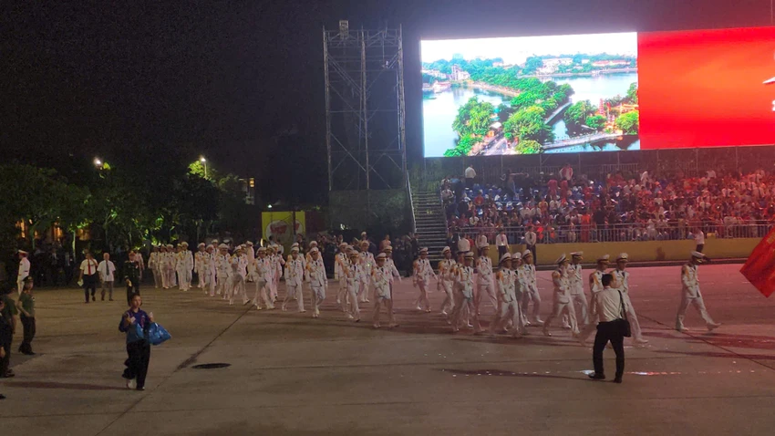 A80-dai-le-dieu-binh-dieu-hanh-dang-trung-2.jpg