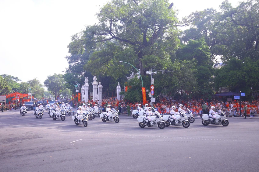 A80-dai-le-dieu-binh-dieu-hanh-phi-hung-8.jpg