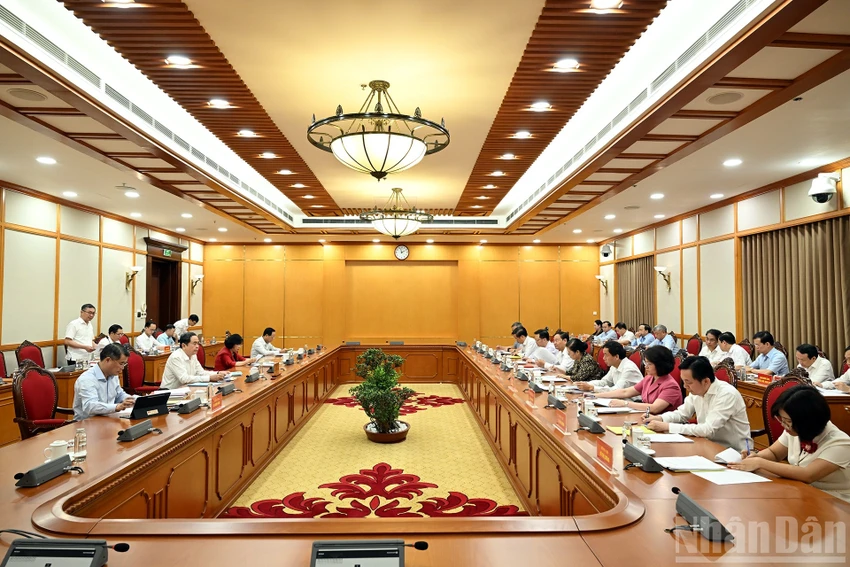 bo-chinh-tri-lam-viec-voi-3-tinh-thanh-pho-ve-dai-hoi-dang-bo.jpg