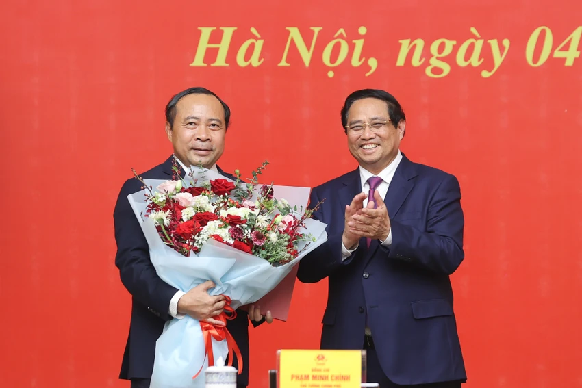 hu-tuong-pham-minh-chinh-trao-quyet-dinh-dieu-dong-bo-nhiem-lanh-dao-8-bo-co-quan-1.jpg
