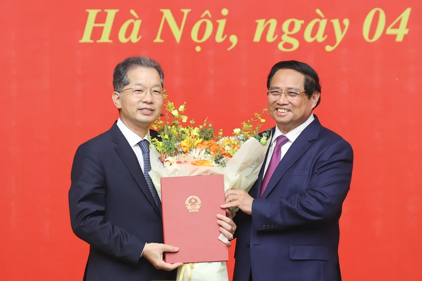 hu-tuong-pham-minh-chinh-trao-quyet-dinh-dieu-dong-bo-nhiem-lanh-dao-8-bo-co-quan-2.jpg
