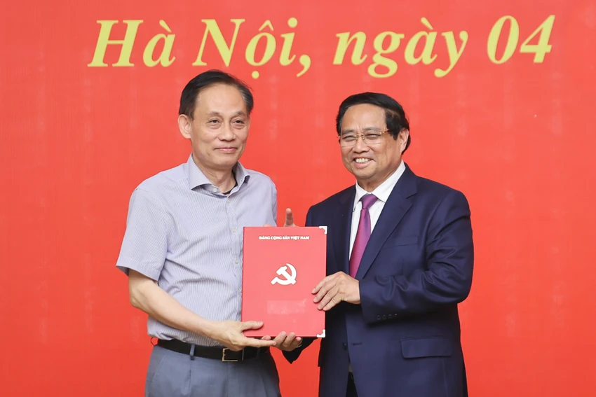 hu-tuong-pham-minh-chinh-trao-quyet-dinh-dieu-dong-bo-nhiem-lanh-dao-8-bo-co-quan-3.jpg