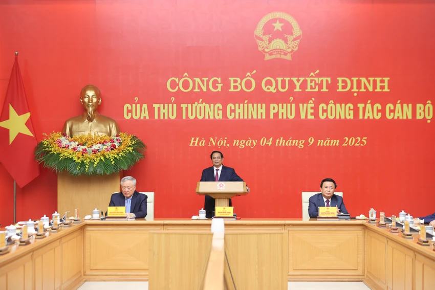 hu-tuong-pham-minh-chinh-trao-quyet-dinh-dieu-dong-bo-nhiem-lanh-dao-8-bo-co-quan-4.jpg