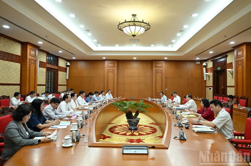 bo-chinh-tri-lam-viec-voi-thuong-vu-tinh-uy-6-tinh-ve-van-kien-va-phuong-huong-nhan-su-dai-hoi-quang-tri.jpg