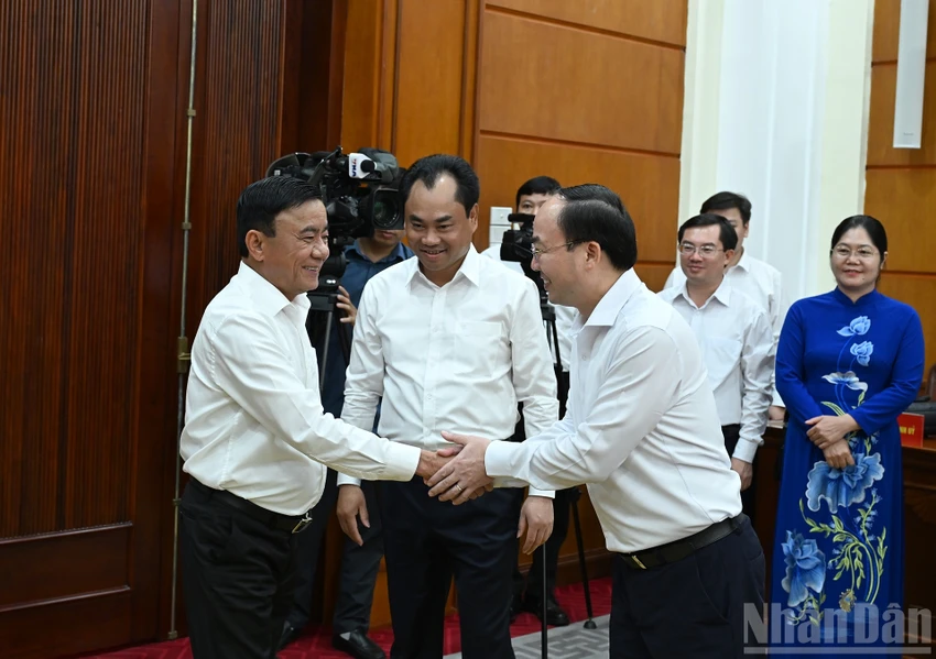 bo-chinh-tri-lam-viec-voi-thuong-vu-tinh-uy-6-tinh-ve-van-kien-va-phuong-huong-nhan-su-dai-hoi-thai-nguyen.jpg