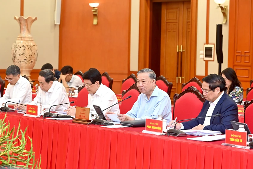 tong-bi-thu-chu-tri-lam-viec-voi-ban-thuong-vu-dang-uy-bo-cong-an-cho-y-kien-ve-phuong-huong-nhan-su-2.jpg