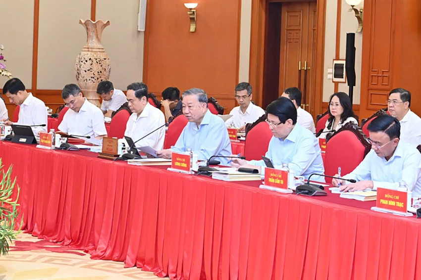 bo-chinh-tri-danh-gia-ve-phuong-an-nhan-su-cua-dang-uy-chinh-phu-2.jpg