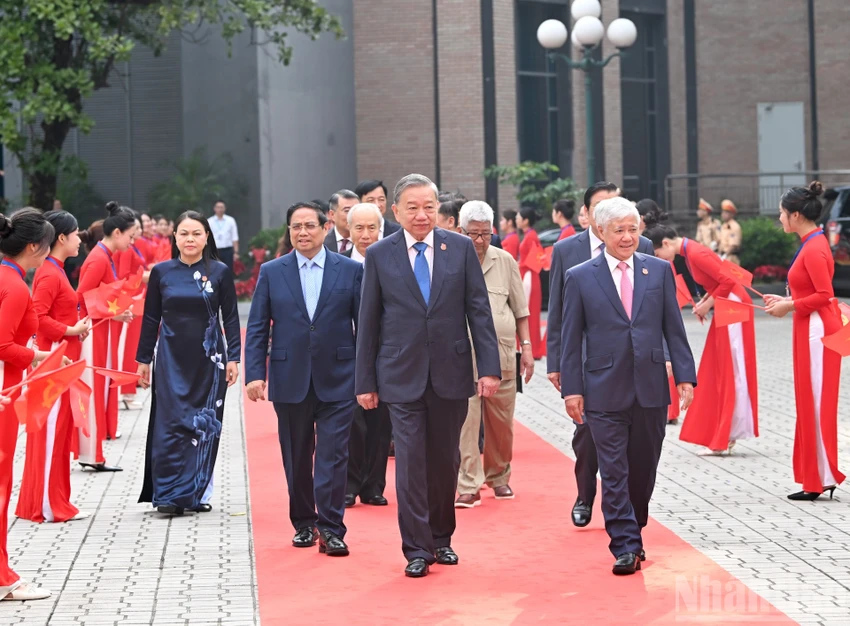 tong-bi-thu-mong-hop-it-lam-nhieu-co-nhieu-nu-cuoi-cua-nhan-dan-hon-3.jpg