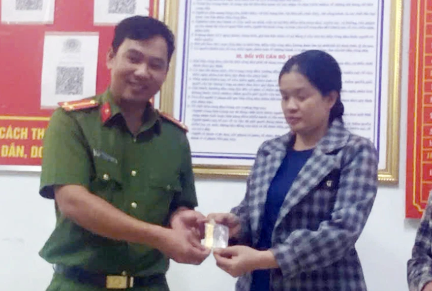nhat-duoc-nua-cay-vang-nguoi-phu-nu-tot-bung-tim-chu-nhan-de-tra-lai.jpg