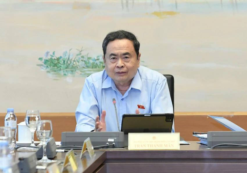 bo-truong-bo-noi-vu-ra-soat-toan-bo-chinh-sach-tien-luong-phu-cap-tran-thanh-man.jpg