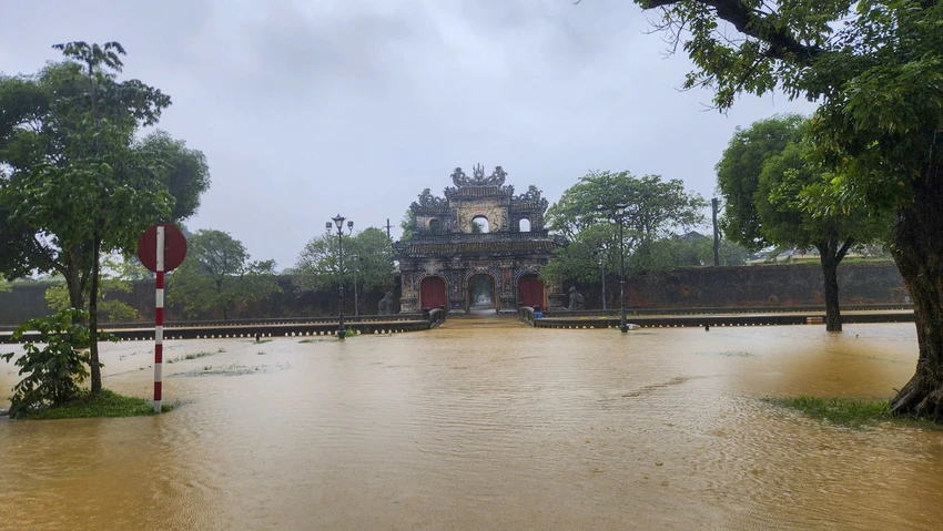 Thủ tướng: Dùng mọi biện pháp, kể cả trực thăng để tiếp tế lương thực, nước sạch cho người dân bị chia cắt do lũ