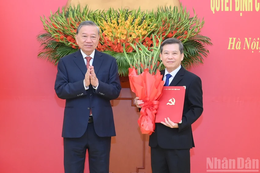 tong-bi-thu-to-lam-bo-chinh-tri-da-xem-xet-than-trong-dam-bao-on-dinh-phat-trien-doi-ngu-can-bo-cap-cao-le-minh-tri.jpg