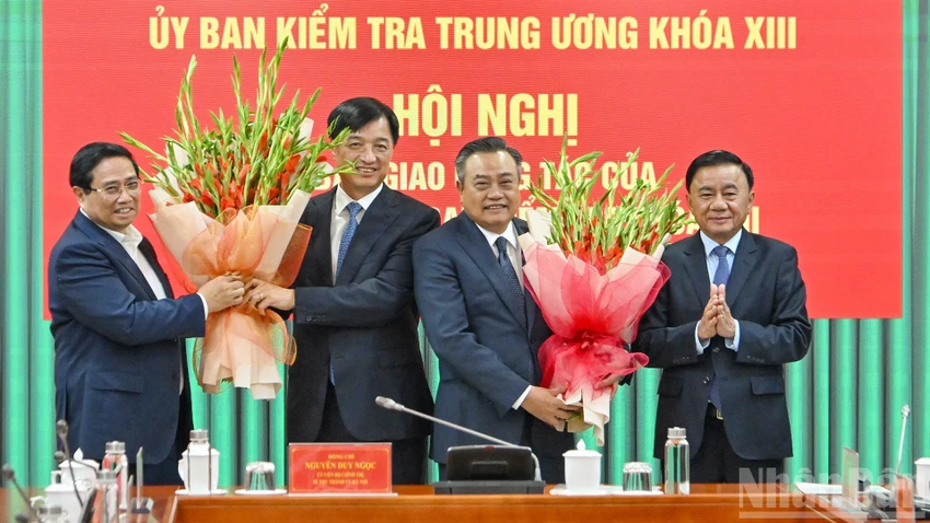 ban-giao-cong-tac-cua-chu-nhiem-uy-ban-kiem-tra-trung-uong-1.jpg
