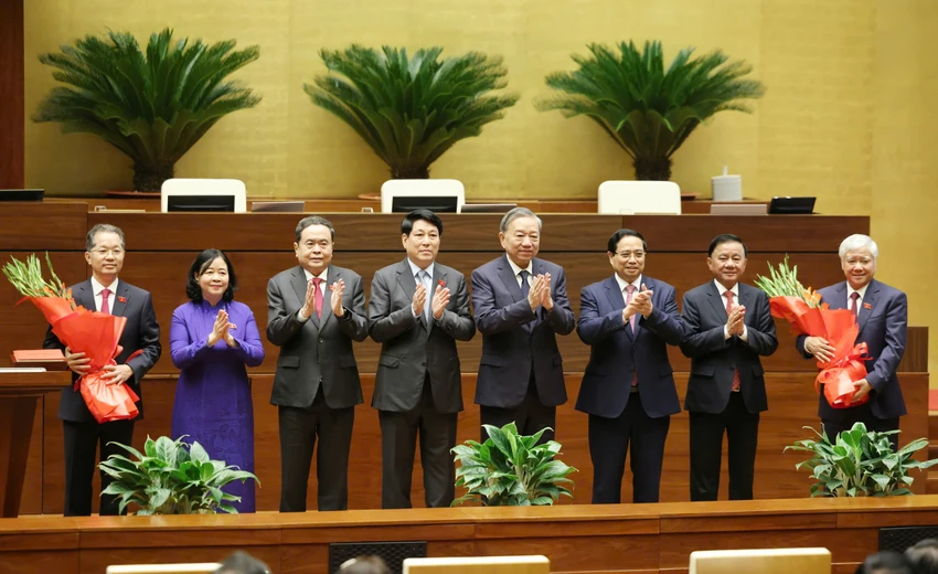 tang-hoa-chuc-mung-nguyen-van-quang-do-van-chien.jpg