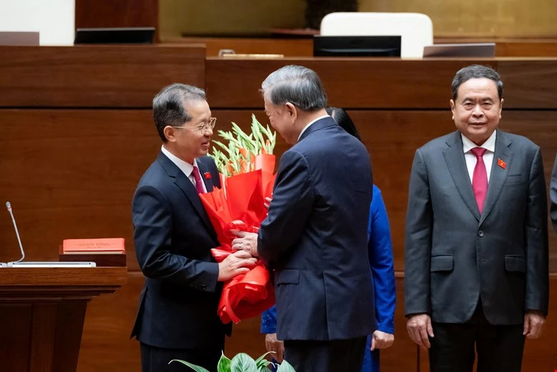 Tong-bi-thu-tang-hoa-tan-Chanh-an.jpg