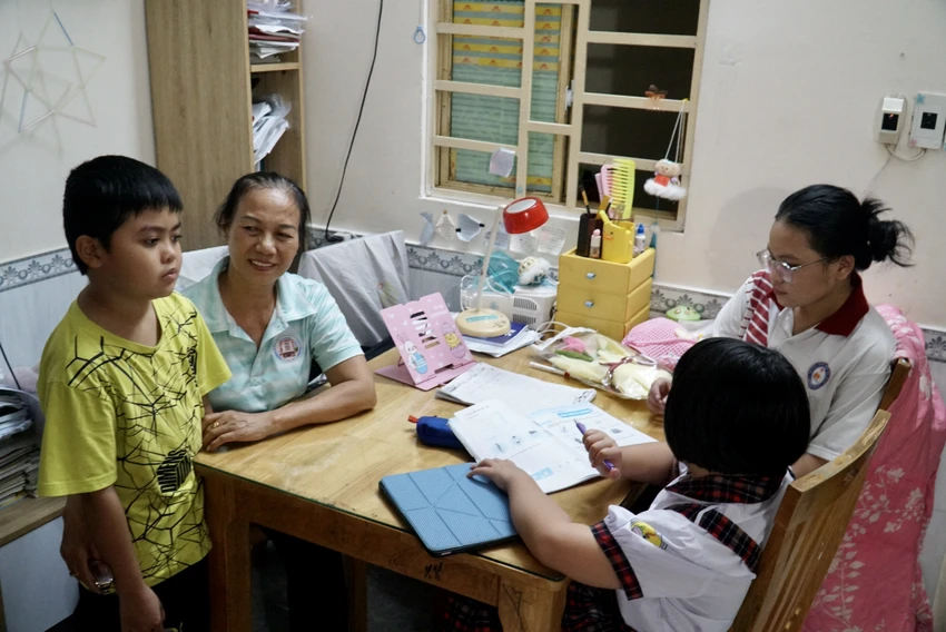 xe-ca-phe-va-nghi-luc-vuon-len-kho-khan-cua-chi-hoa-kieu-diem-1.JPG