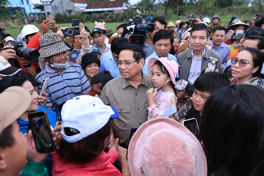 ngay-mai-1-12-trien-khai-chien-dich-quang-trung-than-toc-dung-lai-nha-cho-nguoi-dan-vung-lu-thu-tuong-pham-minh-chinh-1.jpg