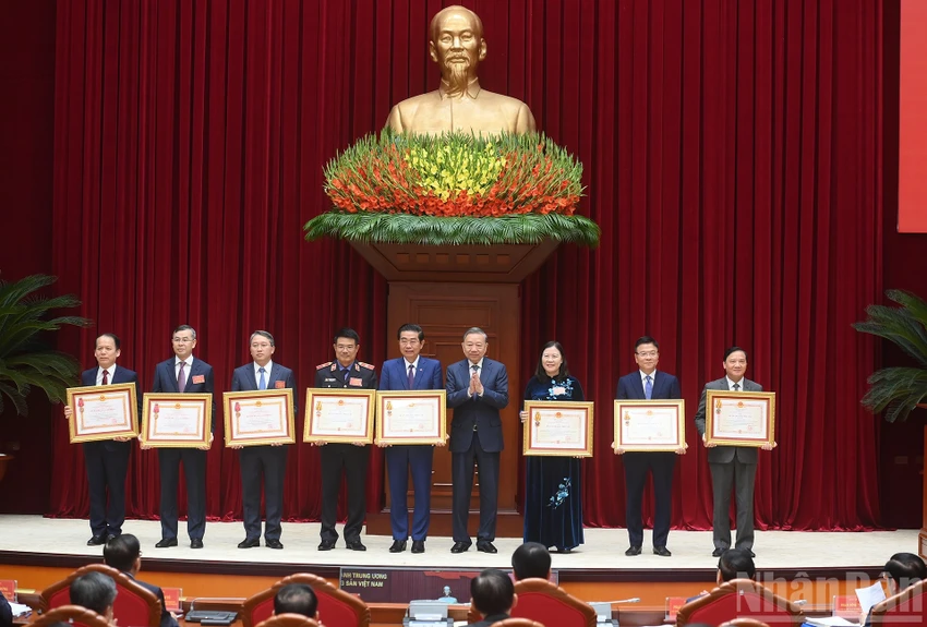 chu-tich-nuoc-luong-cuong-va-nhieu-lanh-dao-cap-cao-nhan-phan-thuong-cao-quy-2.jpg