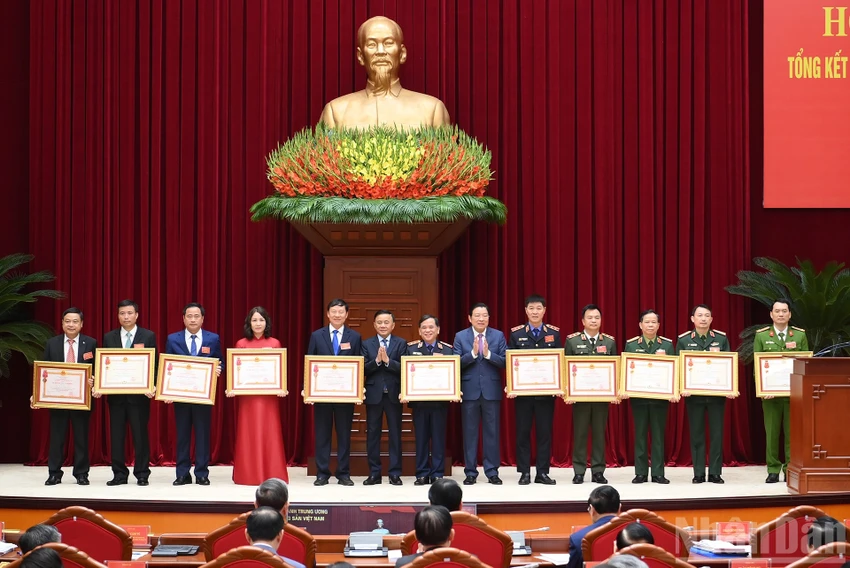 chu-tich-nuoc-luong-cuong-va-nhieu-lanh-dao-cap-cao-nhan-phan-thuong-cao-quy.jpg