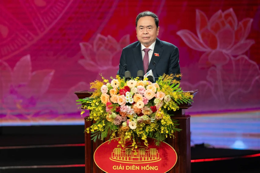 bao-phap-luat-tp-hcm-doat-giai-c-giai-dien-hong-lan-thu-4.jpg