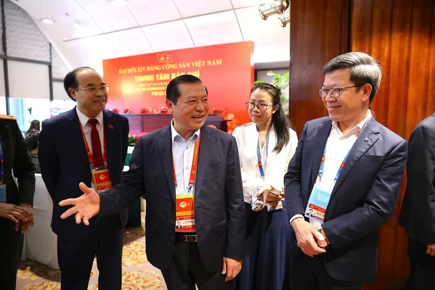 thu-tuong-pham-minh-chinh-tham-dong-vien-phong-vien-tac-nghiep-tai-dai-hoi-xiv-0.jpg