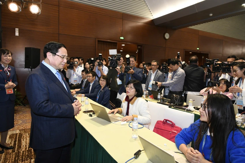 thu-tuong-pham-minh-chinh-tham-hoi-dong-vien-cac-phong-vien-tac-nghiep-tai-dai-hoi-xiv-4.jpg