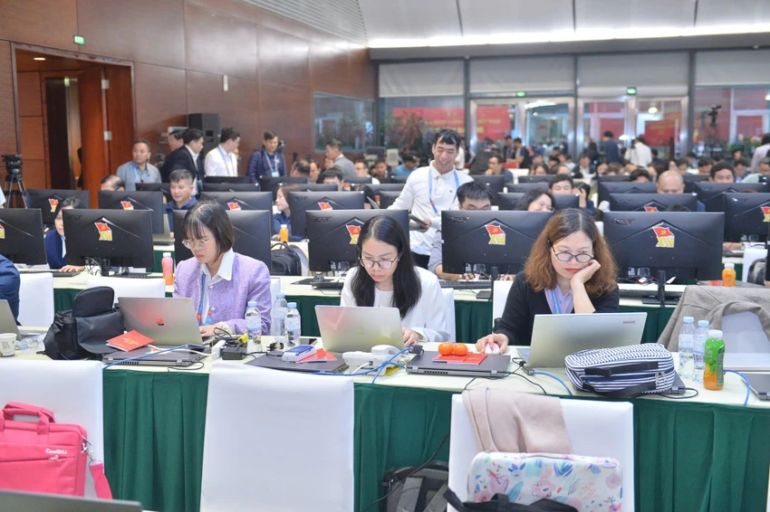 thu-tuong-pham-minh-chinh-tham-hoi-dong-vien-cac-phong-vien-tac-nghiep-tai-dai-hoi-xiv-5.jpg