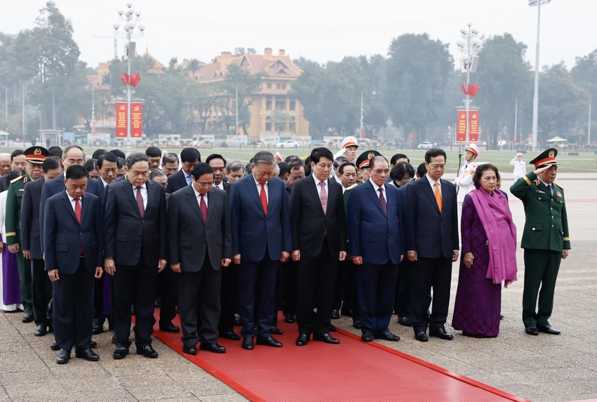 lanh-dao-dang-nha-nuoc-vao-lang-vieng-chu-tich-ho-chi-minh-nhan-96-nam-ngay-thanh-lap-dang-vgp-1.jpg