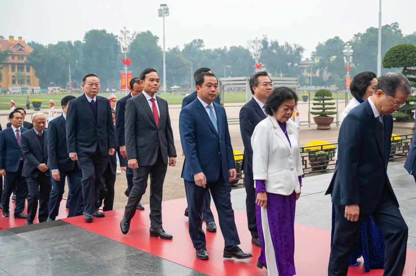 lanh-dao-dang-nha-nuoc-vao-lang-vieng-chu-tich-ho-chi-minh-nhan-96-nam-ngay-thanh-lap-dang-vgp-2.jpg