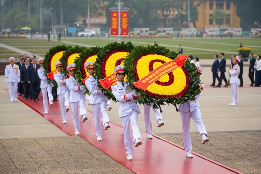 lanh-dao-dang-nha-nuoc-vao-lang-vieng-chu-tich-ho-chi-minh-nhan-96-nam-ngay-thanh-lap-dang-vgp-3.jpg