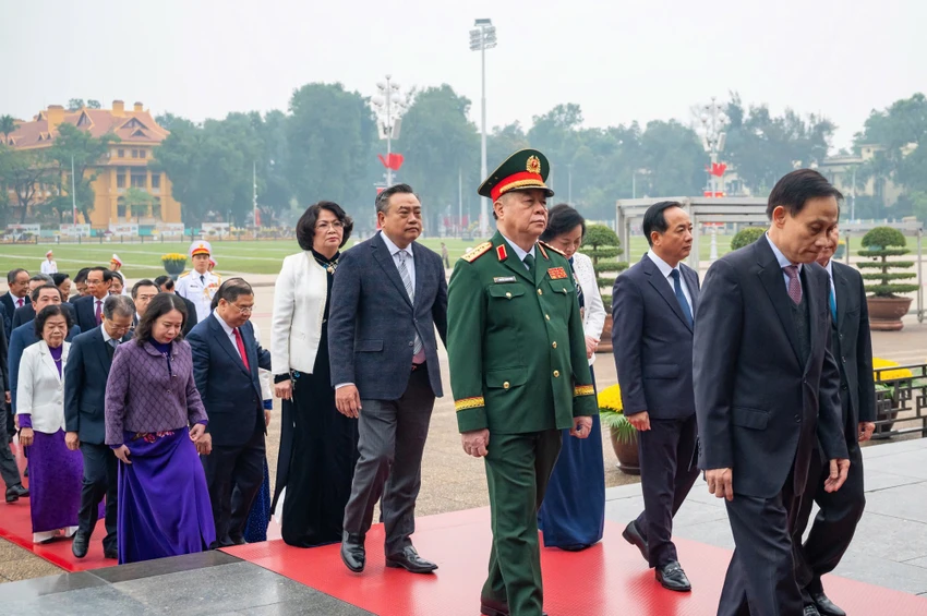 lanh-dao-dang-nha-nuoc-vao-lang-vieng-chu-tich-ho-chi-minh-nhan-96-nam-ngay-thanh-lap-dang-vgp-4.jpg
