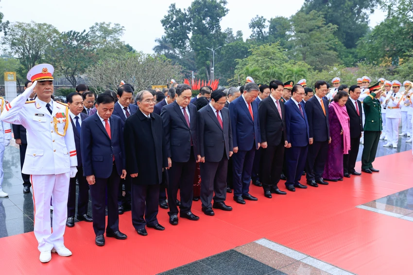 lanh-dao-dang-nha-nuoc-vao-lang-vieng-chu-tich-ho-chi-minh-nhan-96-nam-ngay-thanh-lap-dang-vgp-6.jpg