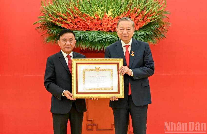 trao-huy-hieu-45-nam-tuoi-dang-tang-tong-bi-thu-to-lam-2.jpg