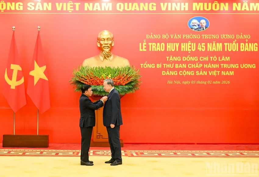trao-huy-hieu-45-nam-tuoi-dang-tang-tong-bi-thu-to-lam-3.jpg