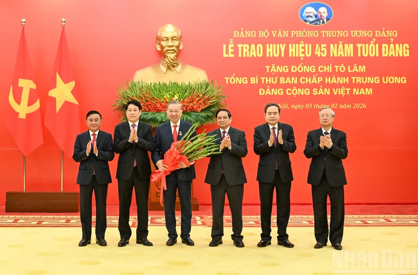 trao-huy-hieu-45-nam-tuoi-dang-tang-tong-bi-thu-to-lam.jpg